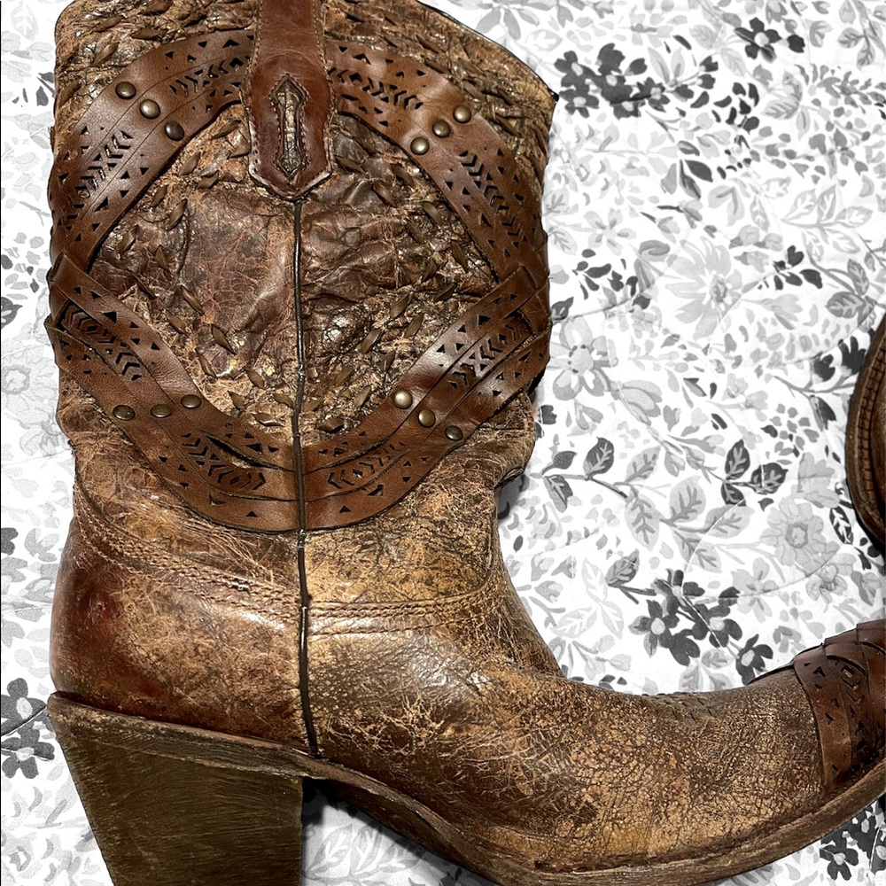 Corral vintage by design brown distressed cowgirl pinch toe boots.